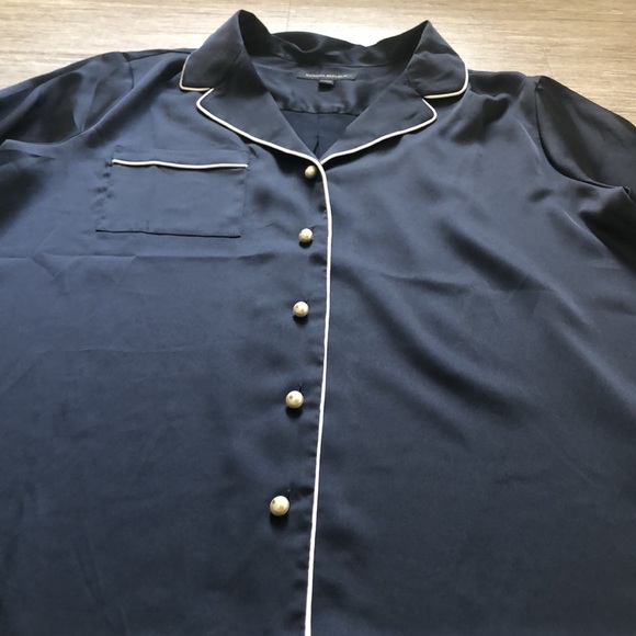 Banana republic silky blouse with pearl buttons - Picture 8 of 8